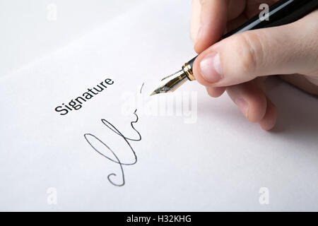 Stylo dans la main de l'homme et la signature Banque D'Images