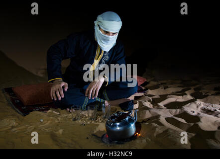 L'homme en costume traditionnel des Touaregs dans le désert pendant la nuit Banque D'Images