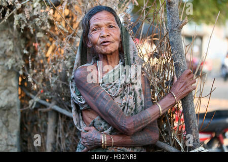 Vieille femme avec tatouage sur les mains, TRIBU KHARIA, village de Kurangamal, Chattisgarh, Inde. Visages ruraux de l'Inde Banque D'Images