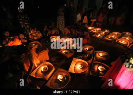 Les femmes des tribus rassemblées au milieu de la nuit pour célébrer Diyari Festival, PARAJA TRIBU, Sandhkarmari Village, Jagdalpur Tehsil, Banque D'Images