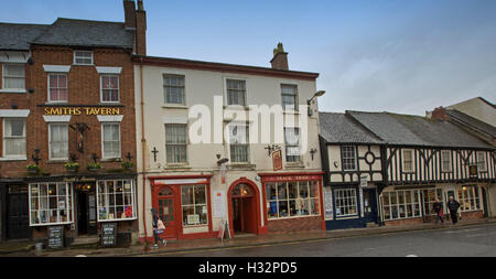 Street en anglais ville d'Ashbourne avec ses bâtiments historiques, y compris des boutiques, cafés, et tavern avec personnes à pied sur sentier Banque D'Images