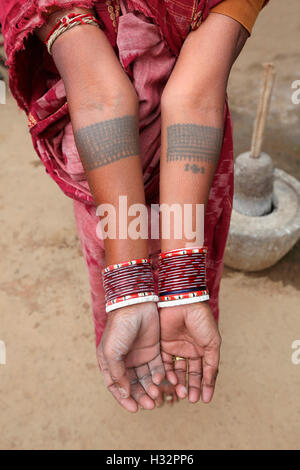 Tatouages traditionnels SAWAR, Tribu, Village, Akashkhar Saraipali Tehsil, district de Mahasamund, Chattisgarh, Inde Banque D'Images