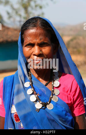 Pahadi Korba Tribe, femme portant des bijoux en argent, Palak Village, entre Jashpur et Gadchiroli, Maharashtra, Inde. Visages ruraux de l'Inde Banque D'Images