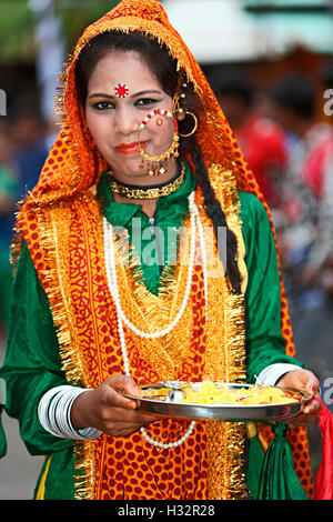 Jeune fille en costume traditionnel, Uttarakhand, Inde Banque D'Images