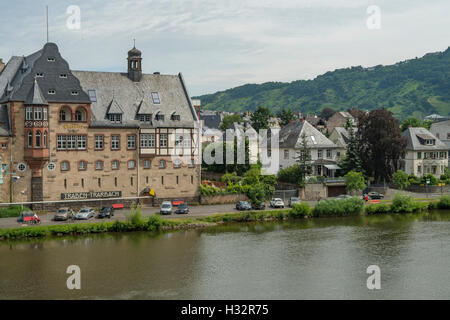 Riverfront à Traben Trarbach, Rhénanie-Palatinat, Allemagne Banque D'Images