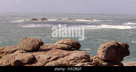 Le phare de Drakkars au large de Land's End dans une mer agitée, Cornwall, England, UK. (HDR) Banque D'Images