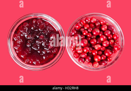 Confiture d'airelles et la chicouté dans plus de coupes en verre rose. Fruits rouges frais de Vaccinium vitis-idaea, également des Cranberries Banque D'Images