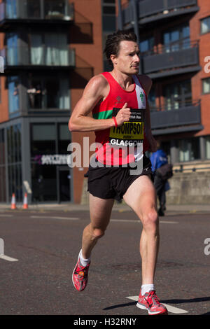 Coureurs sur 10k et le demi-marathon lors des grands Scottish run dans le centre-ville de Glasgow en Ecosse. Banque D'Images