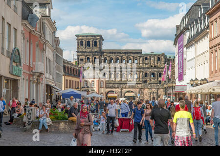 Porta Nigra et Simeonstrasse, Trèves, Rhénanie-Palatinat, Allemagne Banque D'Images