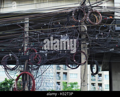 Les lignes électriques et téléphoniques en désordre sur des poteaux à Bangkok, Thaïlande Banque D'Images