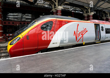 Virgin Trains Pendolino classe 390 390 112 à la gare de Liverpool Lime Street. Banque D'Images