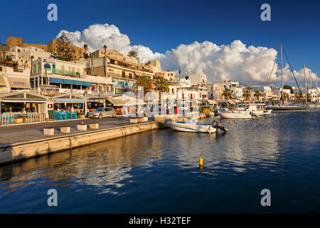 Restaurants et cafés sur le front de mer de la ville de Naxos. Banque D'Images