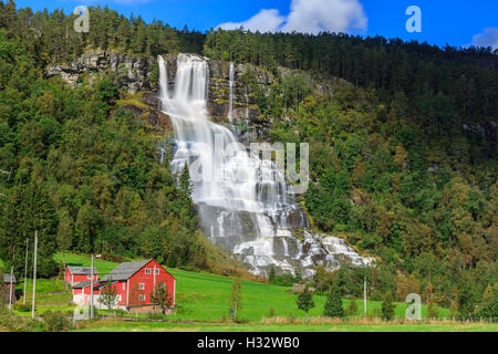 Tvinnefossen Tvindefossen (également écrit, aussi appelé Trollafossen) est une chute près de Voss, en Norvège. Banque D'Images