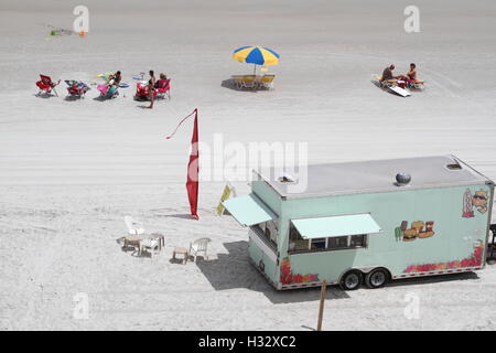 Daytona Beach, Floride - le 20 avril 2016 l'alimentation et de vélos remorque sur la plage Banque D'Images