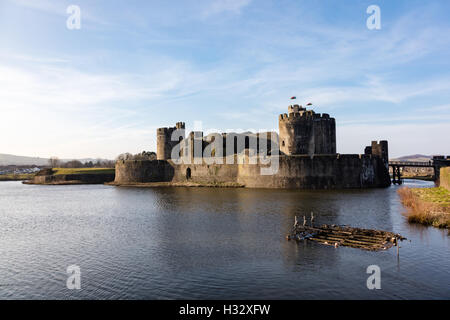 Une vue sur les douves du château de Caerphilly dans la faible lumière de l'après-midi d'hiver, Pays de Galles, Royaume-Uni Banque D'Images