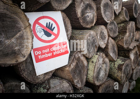 Panneau d'avertissement, Ne pas monter sur les piles de bois, Banque D'Images