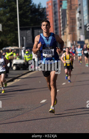 Coureurs sur 10k et le demi-marathon lors des grands Scottish run dans le centre-ville de Glasgow en Ecosse. Banque D'Images