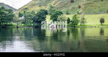 Les bateaux sur les rives de Ullswater, dans le lake district. Banque D'Images