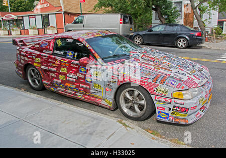 Close up d'une automobile Ford 1994 richement décoré couverts avec des autocollants et stickers. Dans Whitestone, Queens, New York. Banque D'Images