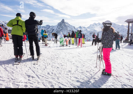 Courchevel 1850, Sommet Saulire - laissant les skieurs remontées mécaniques et la position de la plus haute s'exécute. Sommet de l'Aiguille de fruit est à distance Banque D'Images