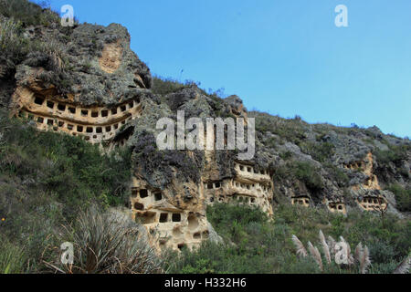 Ventanillas de Combaya sont un vieux cimetière pré inca dans les montagnes du nord du Pérou, Cajamarca. Elles sont très semblables et proches de celles en Oztuco Banque D'Images