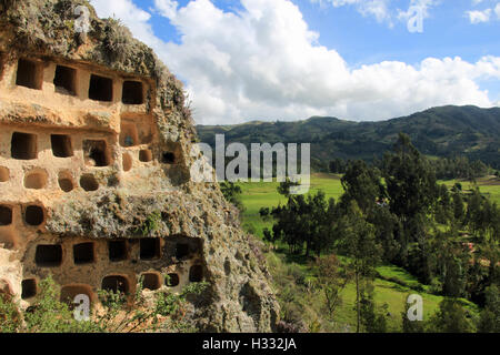 Ventanillas de Combaya sont un vieux cimetière pré inca dans les montagnes du nord du Pérou, Cajamarca. Elles sont très semblables et proches de celles en Oztuco Banque D'Images