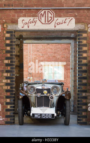 1932 MG voiture dans un atelier à Bicester Heritage Centre. Oxfordshire, Angleterre Banque D'Images