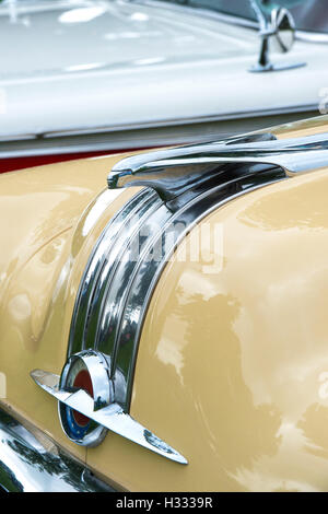 1954 Pontiac hood ornament. Classic vintage American car Banque D'Images