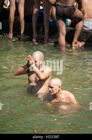 L'image d'hommes priant aux ancêtres banganga walkeshwar mumbai maharashtra inde Banque D'Images