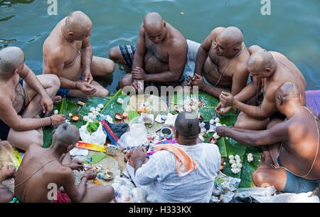 L'image d'hommes priant aux ancêtres banganga walkeshwar mumbai maharashtra inde Banque D'Images