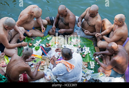 L'image d'hommes priant aux ancêtres banganga walkeshwar mumbai maharashtra inde Banque D'Images