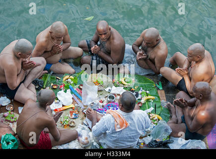 L'image d'hommes priant aux ancêtres banganga walkeshwar mumbai maharashtra inde Banque D'Images