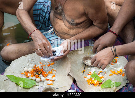 L'image d'hommes priant aux ancêtres banganga walkeshwar mumbai maharashtra inde Banque D'Images