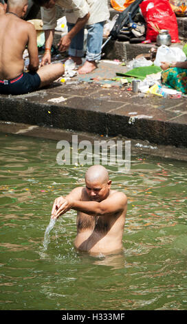 L'image d'hommes priant aux ancêtres banganga walkeshwar mumbai maharashtra inde Banque D'Images