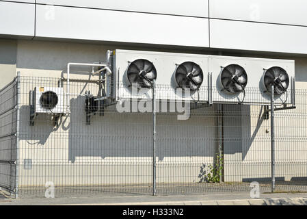 Climatiseurs industriels en plein air à côté d'un bâtiment Banque D'Images