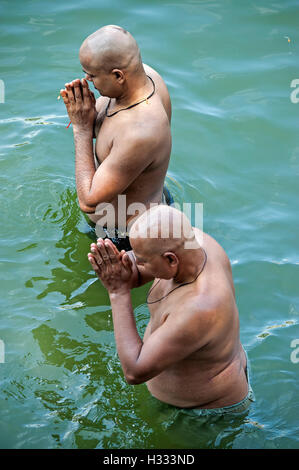 L'image d'hommes priant aux ancêtres banganga walkeshwar mumbai maharashtra inde Banque D'Images