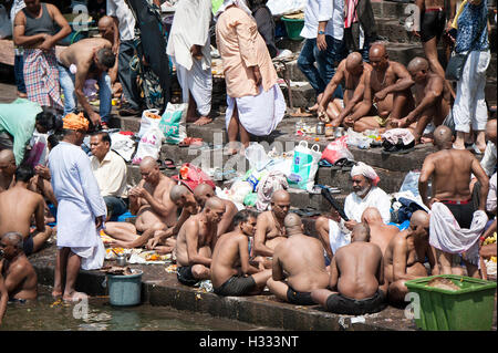 L'image d'hommes priant aux ancêtres banganga walkeshwar mumbai maharashtra inde Banque D'Images