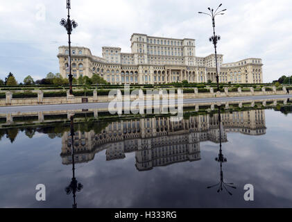 Le Palais du Parlement à Bucarest, Roumanie. Banque D'Images