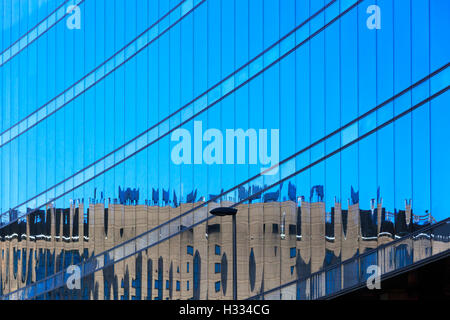 La réflexion d'immeubles de bureaux dans les bureaux d'un autre verre d'en face, Glasgow, Écosse, Royaume-Uni Banque D'Images