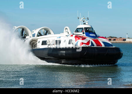 Hovertravel aéroglisseur du Solent, Flyer, arrivant à Southsea de Ryde, Isle of Wight Banque D'Images