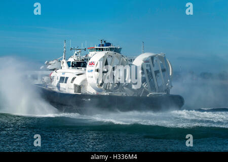 Hovertravel aéroglisseur du Solent, Flyer, laissant pour Southsea Ryde, Isle of Wight Banque D'Images