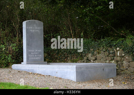 La pierre tombale de la tombe de Seamus Heaney, inscrit par une citation de l'un de ses poèmes. Le poète, de Bellaghy, comté de Londo Banque D'Images