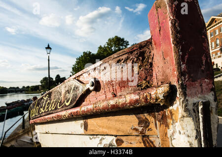 Un gros plan d'un ancien bateau sur la Tamise à Richmond upon Thames, Londres, Royaume-Uni Banque D'Images