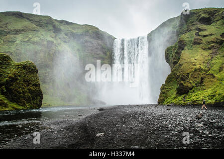 Cascade Skogafoss, Région du Sud, Islande Banque D'Images