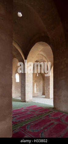 La prière, l'espace voûté Nouveau Gourna mosquée du village par l'Egypte, Hassan Fathy Banque D'Images
