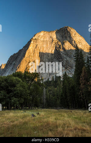 La dernière capture des pics de lumière au coucher du soleil dans la vallée Yosemite, Yosemite National Park, California, USA Banque D'Images