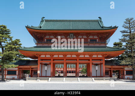 La porte principale, Heian Jingu, temple shintoïste, Kyoto, Japon Banque D'Images