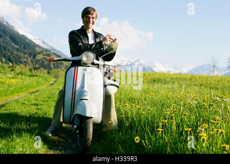 Homme, 29, sur un moteur classique, la Bavière Allgaeu, scooter Banque D'Images