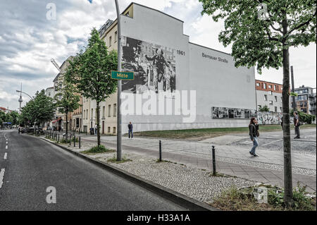 Bernauer Strasse, Mémorial du Mur de Berlin, photo de garde-frontière sautant par-dessus des barbelés, prises par le photographe Peter Banque D'Images