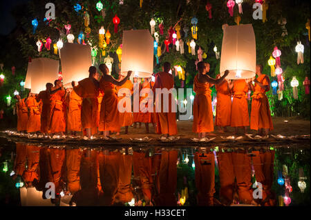 CHIANG MAI, THAÏLANDE - 07 NOVEMBRE 2014 : Des groupes de jeunes moines bouddhistes lancer sky lanternes au Yee Peng festival des lumières. Banque D'Images